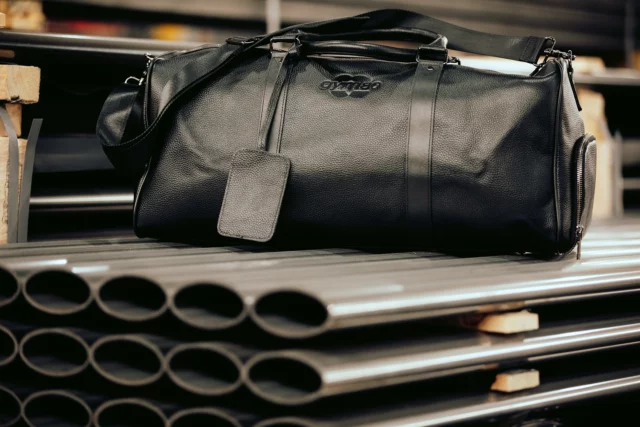 💥BACK AGAIN: gym80 Leather Bag -  BLACK EDITION◼️  Unsere exklusive Echtledertasche ist ab sofort wieder unter ❌shop.gym80.de❌ bestellbar.  Die Tasche wird voraussichtlich schnell ausverkauft sein. Wenn du dir solch ein zeitloses Unikat sichern möchtest, dann solltest du dich beeilen❗️  👉🏼Sichere dir jetzt eine gym80 Ledertaschen unter shop.gym80.de 🛒  Nur solange der Vorrat reicht! 📦 Lieferung innerhalb Europas. ____________  Our exclusive genuine leather bag is now available again for order at ❌shop.gym80.de❌  The bag will probably be sold out quickly. If you want to get such a timeless unique piece, you should be quick❗️   👉🏼 Get a gym80 leather bag now at shop.gym80.de 🛒   Only while stocks last!📦  Delivery within Europe.  #gym80 #gym80international #kingofmachines #purekraft #weekender #limited #black #gymbag