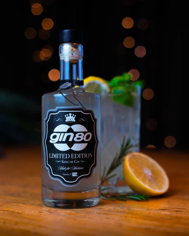 GIN80 ist zurück💥
– mit neuer Rezeptur und einzigartigem Geschmack! 

Viele haben darauf gewartet, jetzt ist es endlich soweit: Unser GIN80 ist wieder da! Mit einer neuen, fein abgestimmten Rezeptur begeistert er durch seine perfekte Balance aus intensiven Botanicals und harmonischer Würze. 🌿

❗️Limitiert auf 300 Flaschen: GIN80 ist das perfekte Weihnachtsgeschenk und ein einzigartiges Sammlerstück.🎁

👉🏼 Jetzt erhältlich auf ❌ shop.gym80.de ❌

Nur solange der Vorrat reicht! 
Versand innerhalb Europas 🌍

________

GIN80 is back💥- with new recipe and unique taste! 

Many have been waiting for it, now the time has finally come: our GIN80 is back! With a new, finely tuned recipe, it impresses with its perfect balance of intense botanicals and harmonious spice. 🌿

❗️Limited to 300 bottles: GIN80 is the perfect Christmas gift and a unique collector’s item. 🎁

👉🏼 Now available at ❌ shop.gym80.de ❌

Only while stocks last. 
Shipping within Europe 🌍

#gym80 #GIN80 #KingOfMachines #MadeInGermany #Gin #Cocktail