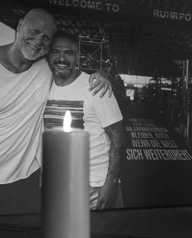 In Gedenken an Rainer Schaller und seine Familie 🕯️

Lieber Rainer,
heute jährt sich dein tragischer Tod zum dritten Mal und noch immer fühlt es sich unwirklich an.
 Du warst ein Visionär, ein Macher, ein Mensch voller Energie, Leidenschaft und Ideen. Einer, der die Fitnesswelt nicht nur verändert, sondern geprägt hat. Mit Mut, Klarheit und einem unerschütterlichen Glauben an das, was möglich ist.

Wir bei gym80 blicken mit tiefer Dankbarkeit auf die gemeinsame Zeit zurück. Auf Gespräche, Begegnungen, Projekte und auf all das, was du mit deiner Vision bewegt hast. Du hast Spuren hinterlassen, Rainer. Nicht nur in der Branche, sondern in den Herzen der Menschen, die mit dir arbeiten durften.
Dein Antrieb, deine Überzeugung und dein Glaube an Qualität, Authentizität und Leidenschaft, sie leben weiter. In uns, in der Community, in allem, wofür wir stehen.

Danke, dass du uns inspiriert hast. Danke, dass du gezeigt hast, was es heißt, groß zu denken. Und danke, dass du Teil unserer Geschichte bist und immer bleiben wirst.

In stiller Erinnerung, dein gym80-Team 🖤
________

In memory of Rainer Schaller and his family 🕯️

Dear Rainer,
Today marks the third anniversary of your tragic death and it still feels unreal.

You were a visionary, a doer, a person full of energy, passion and ideas. Someone who not only changed the fitness world, but shaped it. With courage, clarity and an unshakeable belief in what is possible. 

We at gym80 look back on our time together with deep gratitude. On conversations, encounters, projects and everything you achieved with your vision. You left your mark, Rainer. Not only on the industry, but also on the hearts of the people who had the privilege of working with you. Your drive, your conviction and your belief in quality, authenticity and passion live on. In us, in the community, in everything we stand for.

Thank you for inspiring us. Thank you for showing us what it means to think big. And thank you for being part of our history and always remaining so.

In silent remembrance, 
your gym80 team 🖤